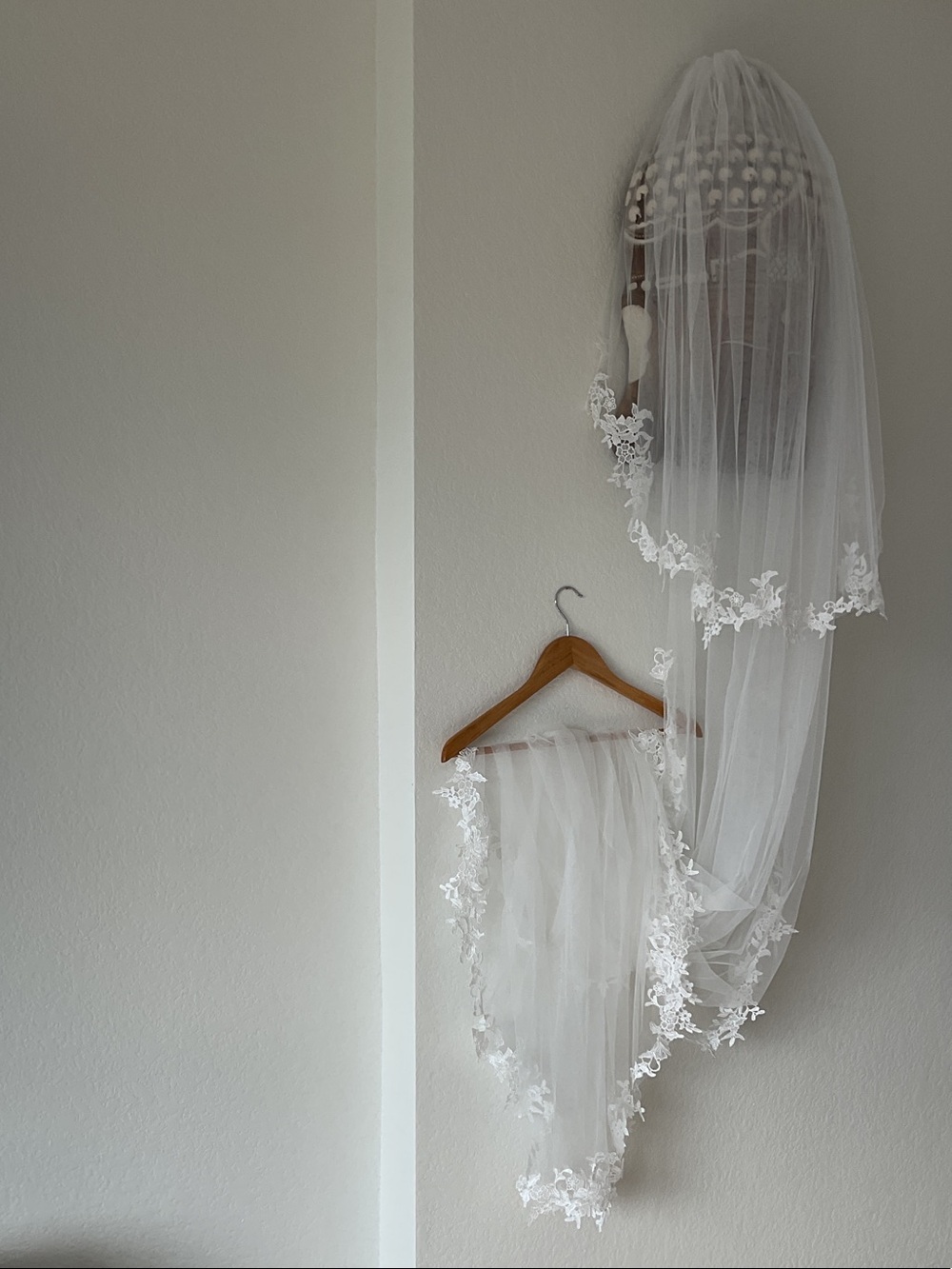 Stunning 2-Tier Lace-Trim Chapel / Cathedral Bridal Veil with Floral Appliqué - Picture 2 of 11